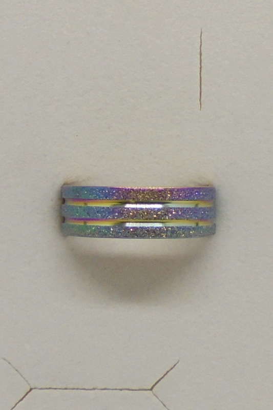 Edelstahl Ring regenbogenfarben gesandet mit umlaufenden Streifen