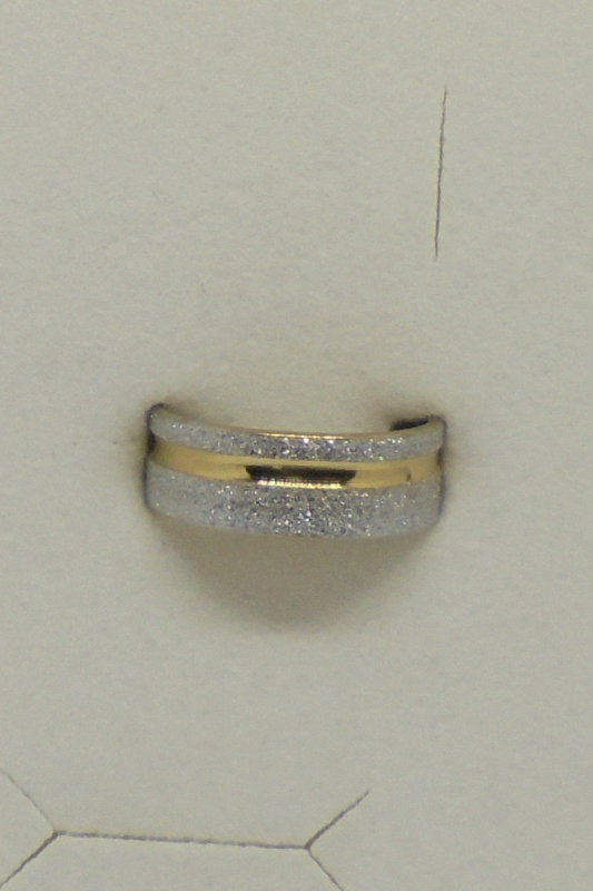 Edelstahl Ring gesandet mit goldfarben poliertem umlaufenden Streifen